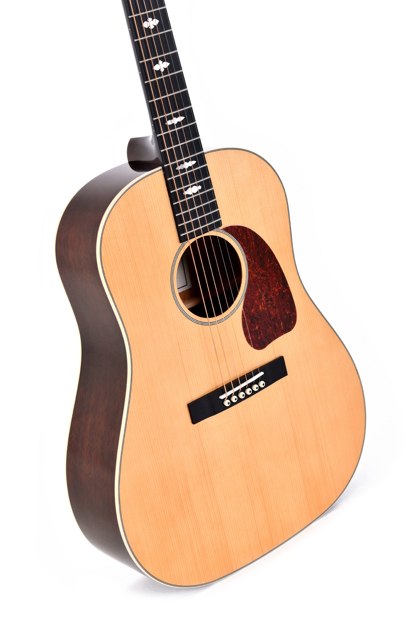 Modèle SJM-SG45-AN, édition spéciale, Dreadnought Slope Shoulder, table épicéa massif, f/e acajou massif, EQ LR Baggs, soft case