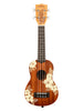 Kala Maori - Hibiscus Mahogany, Soprano, livré avec housse motif Voyage