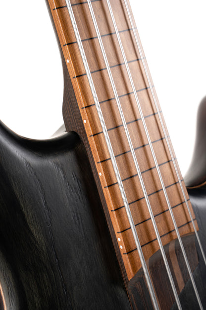 B4 Element FL, fretless, corps acajou, table frêne, touche érable torréfié, micros & préampli Bartolini MK-1, noir pores ouverts