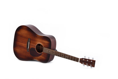 Modèle D-15-AGED, Dreadnought, table acajou, fond & éclisses acajou, sillet & chevalet en os, sunburst satiné vieilli