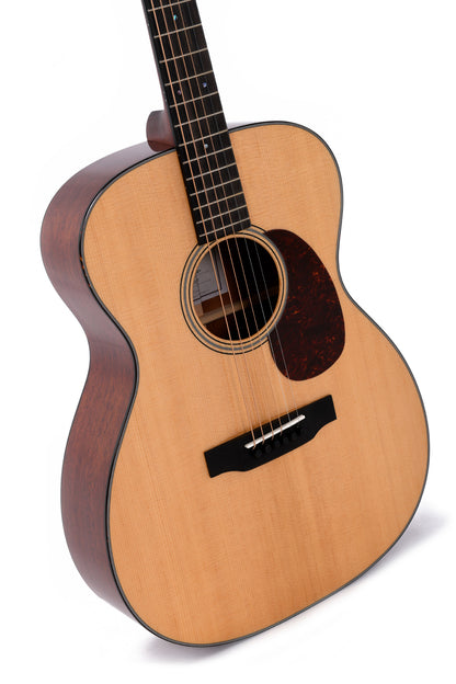 Modèle S000M-18, Forme 000, table épicéa massif, f/e acajou massif, touche ébène, soft case, naturel brillant