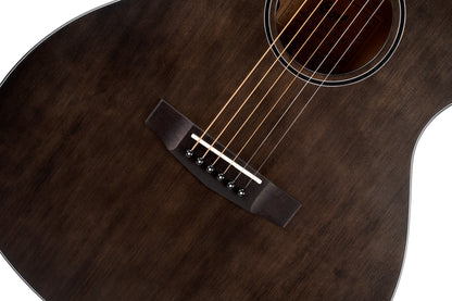 CORE-OC, forme OM, table épicéa massif, f/e acajou massif, sillets os, EQ Fishman Sonitone, soft case, noir pores ouverts
